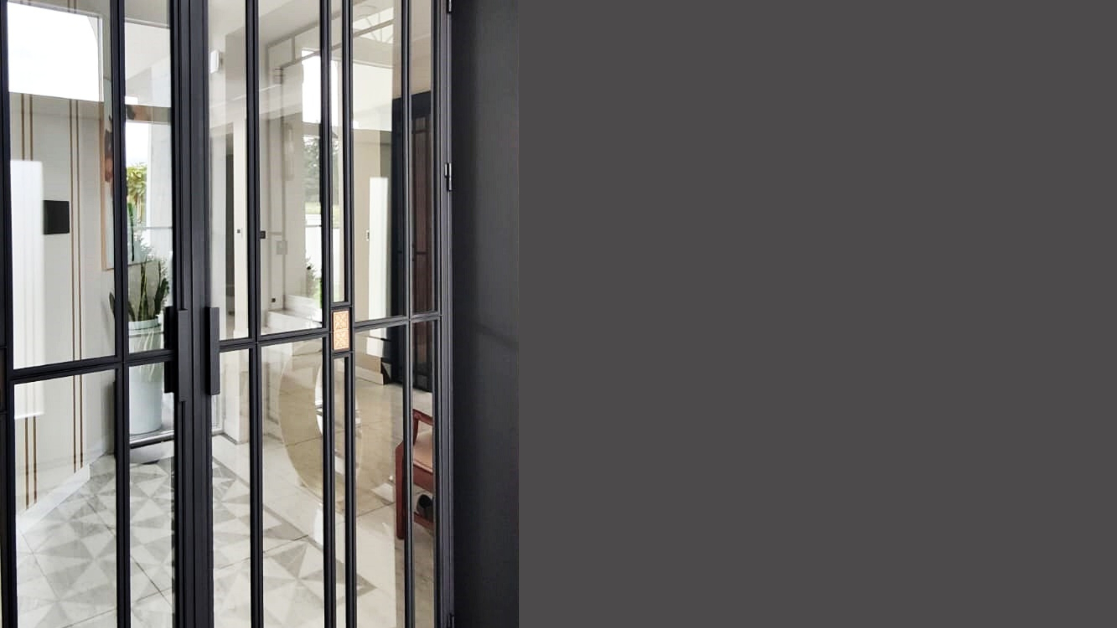 Drzwi loftowe Warszawa - eleganckie drzwi z ornamentem mosiężnym