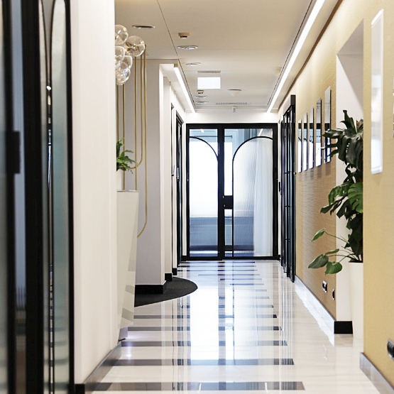 Drzwi loftowe z łukami i ryflowanym szkłem flutes GDEL